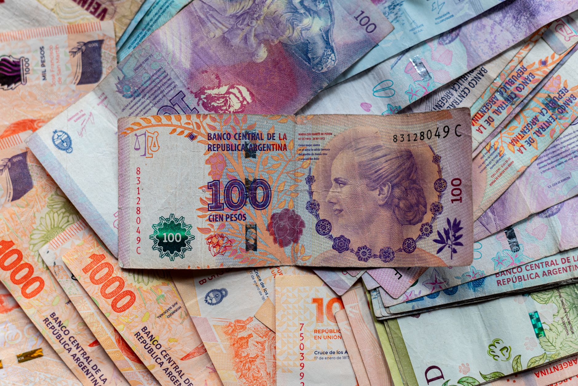 Billetes de peso argentino sobre la mesa