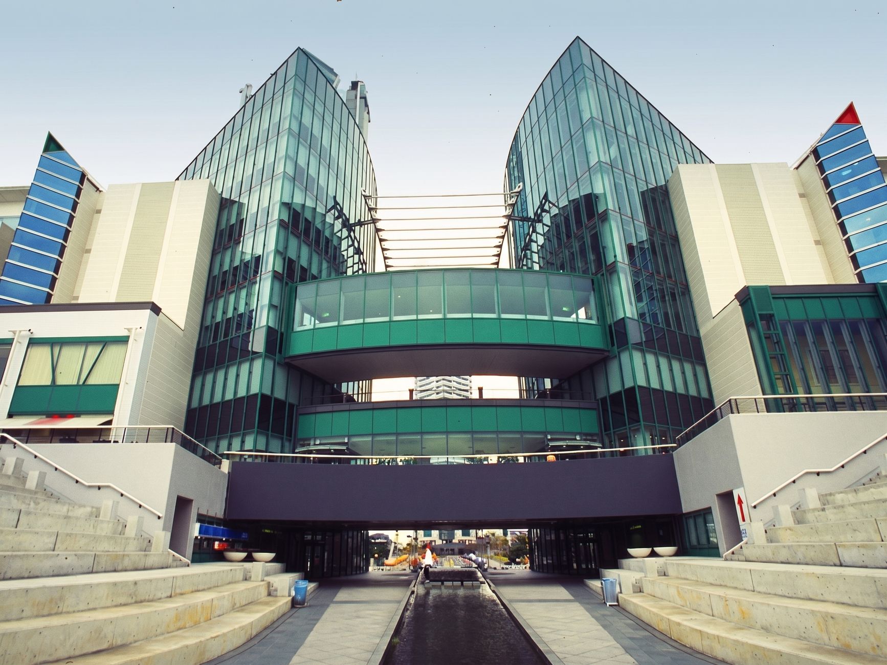 Edificio de oficinas con acceso peatonal