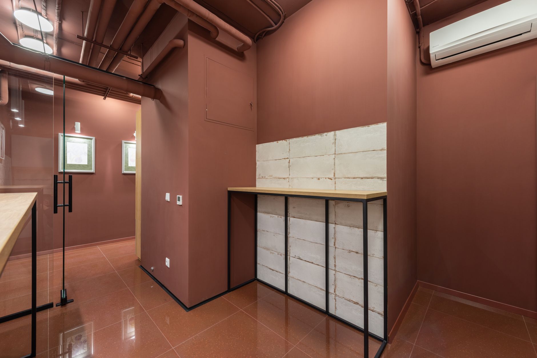 Oficina con pared terracota